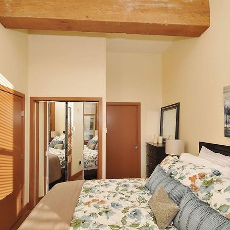 Gorgeous Luxury 2 Bedroom 2 Bath Condo In Old Town Victoria Exterior photo