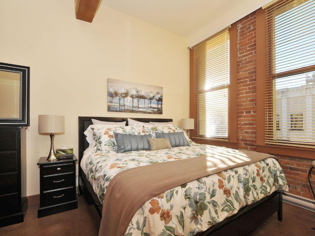Gorgeous Luxury 2 Bedroom 2 Bath Condo In Old Town Victoria Exterior photo