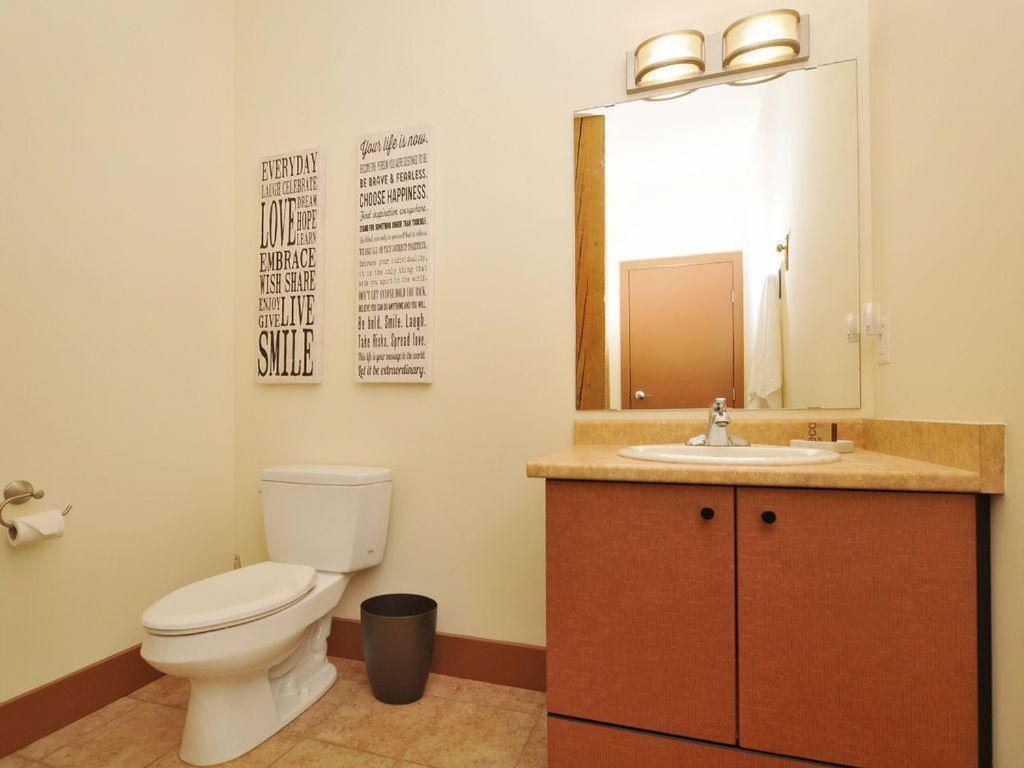 Gorgeous Luxury 2 Bedroom 2 Bath Condo In Old Town Victoria Exterior photo