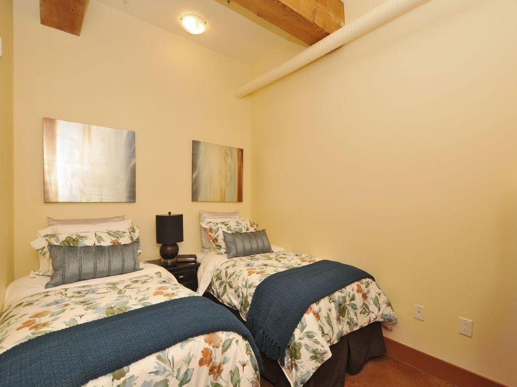 Gorgeous Luxury 2 Bedroom 2 Bath Condo In Old Town Victoria Exterior photo