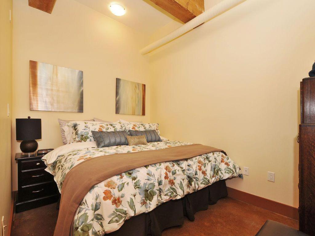 Gorgeous Luxury 2 Bedroom 2 Bath Condo In Old Town Victoria Exterior photo
