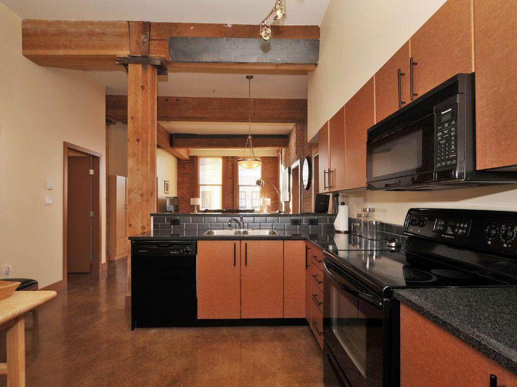Gorgeous Luxury 2 Bedroom 2 Bath Condo In Old Town Victoria Exterior photo